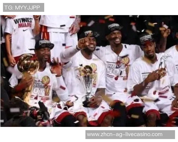 尼克斯与热火激战正酣球迷期待季后赛精彩对决